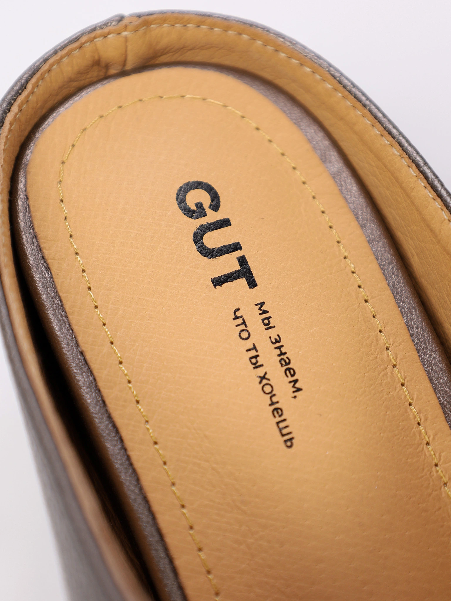 Сабо цвета серебра на венском каблуке